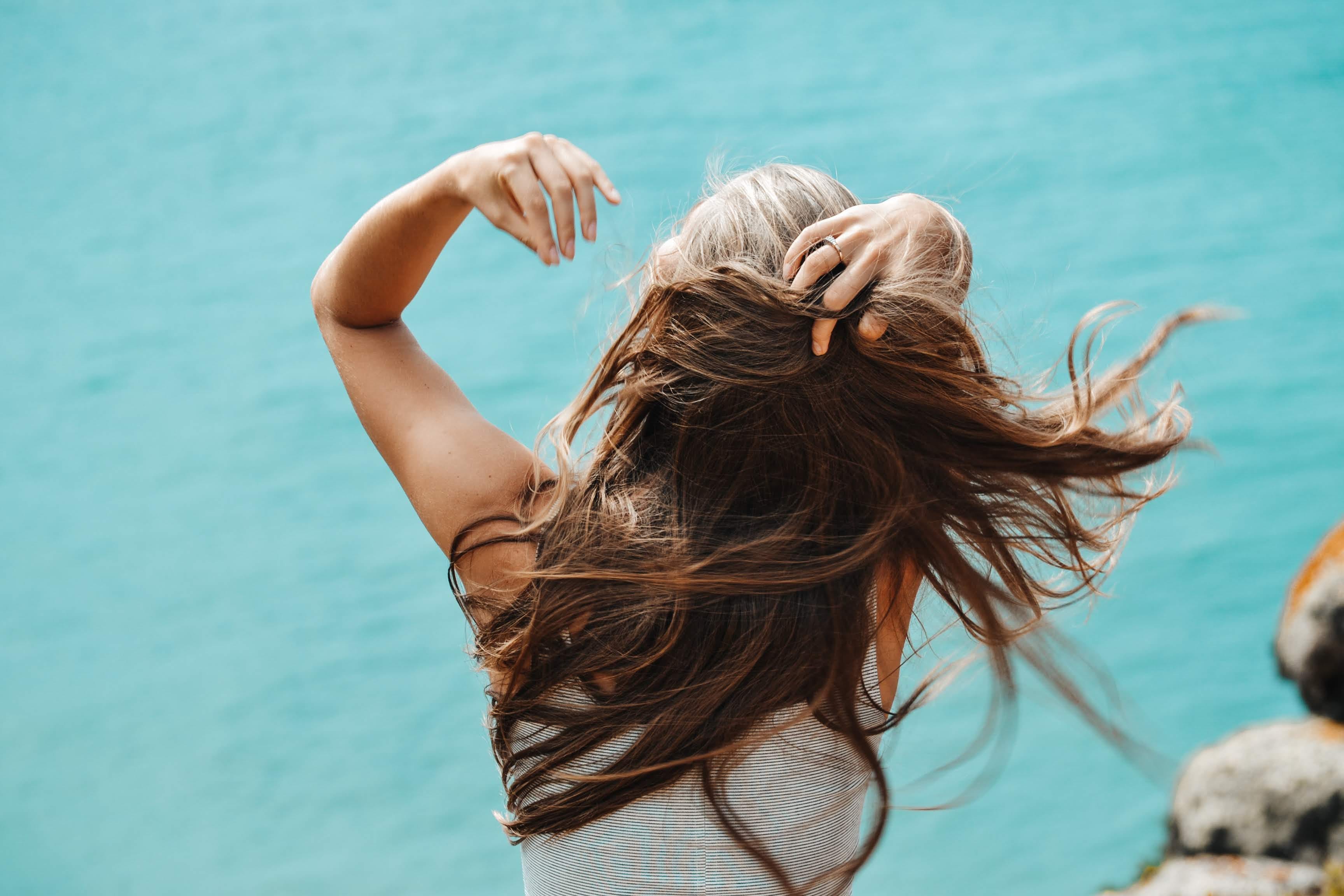 Understanding Bulk Hair: How to Choose the Right Hair Extensions 4 Miễn phí Xem Mặt Sau ảnh Chụp Người Phụ Nữ Mặc áo Sơ Mi Trắng Không Tay đang Lướt Ngón Tay Qua Tóc Ảnh lưu trữ